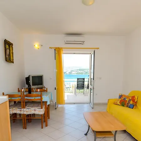 Okrug Gornji 8440c דירה